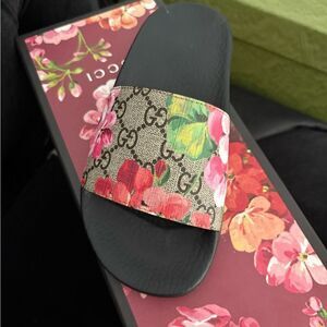 Brand new with box Gucci Women's Floral Slide Sandals - Black and Pink